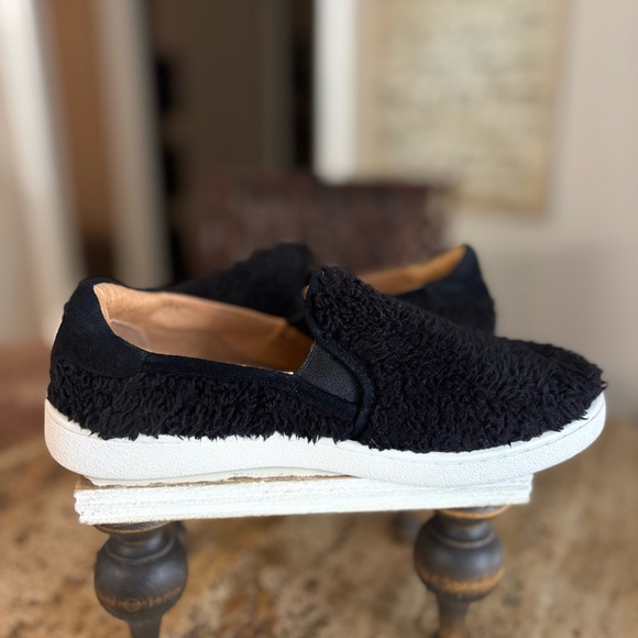 UGG Black Slip-On Shoes Size 7 - Picture 6 of 9